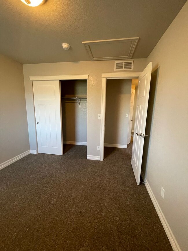 Building Photo - Start a Lease by 2/28/25 and pay $2,800 fo...