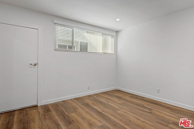 Building Photo - 2447 Beachwood Dr