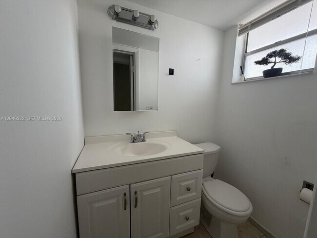 Building Photo - 1333 E Hallandale Beach Blvd