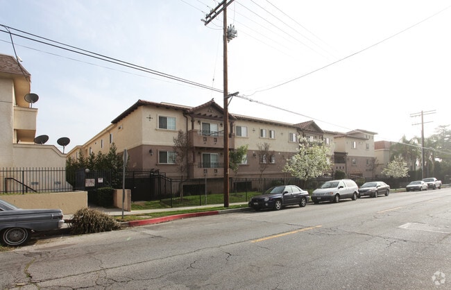 Building Photo - Los Robles Apartments