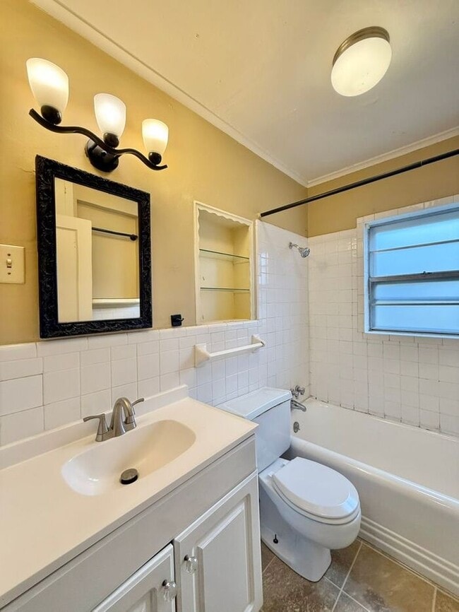 Building Photo - Tour Today! 2 Bedroom, 1 Bath Home