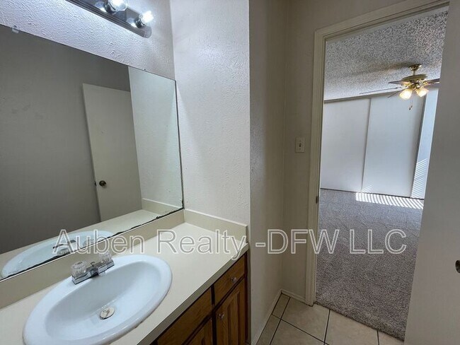 Building Photo - 5524 Lewis Ct