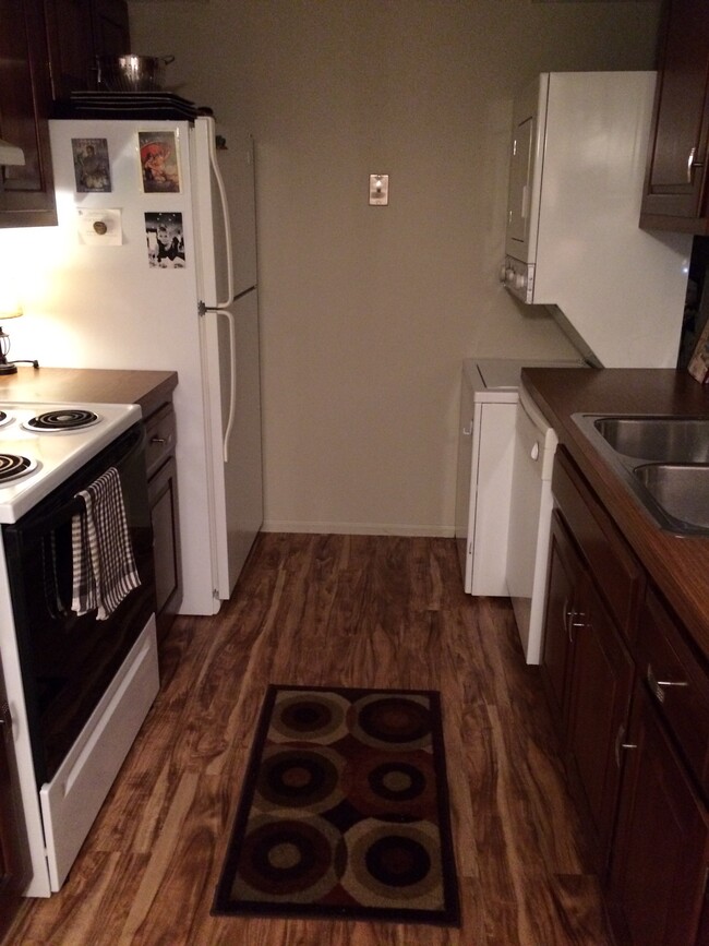 Miller 1bd Kitchen - 1904 N George St