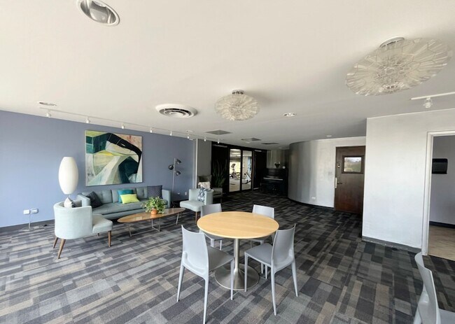 Building Photo - 4343 N Clarendon Ave