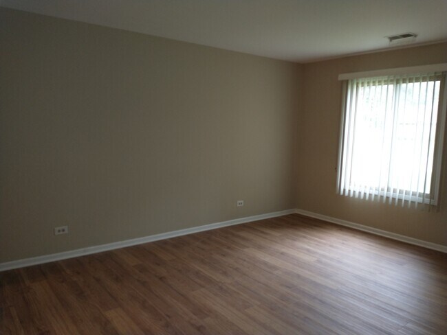 Building Photo - 936 Surrey Dr