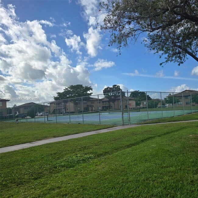 Building Photo - 10020 Winding Lake Rd