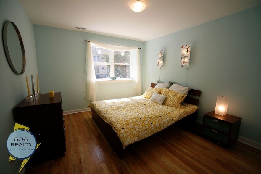 Building Photo - 6954 N Greenview Ave