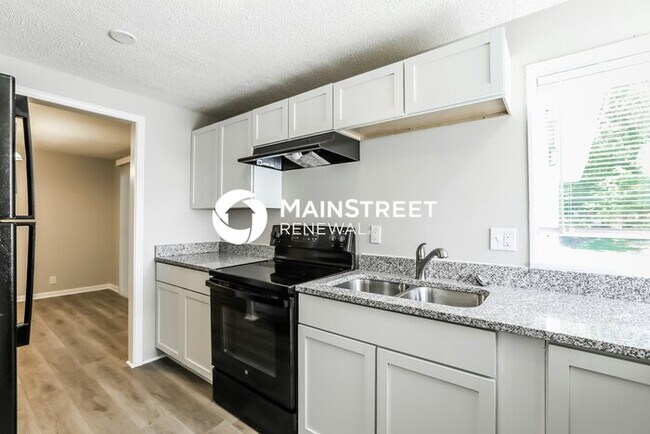 Building Photo - 3 Bedroom Pet-Friendly Home in Overland Park, KS with Main Street Renewal