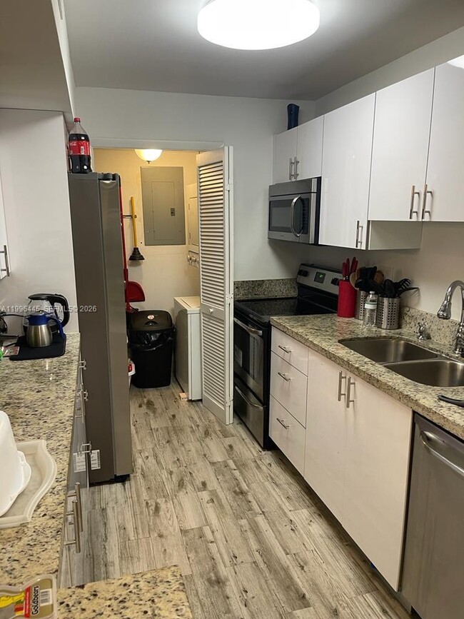 Building Photo - 100 Lakeview Dr