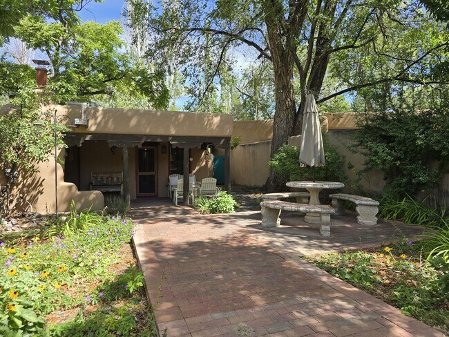 Building Photo - 770 Acequia Madre
