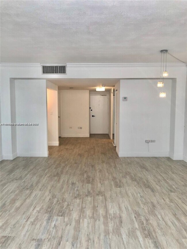 Building Photo - 801 Brickell Bay Dr