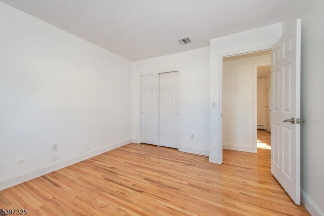 Building Photo - 4 Maureen Ct