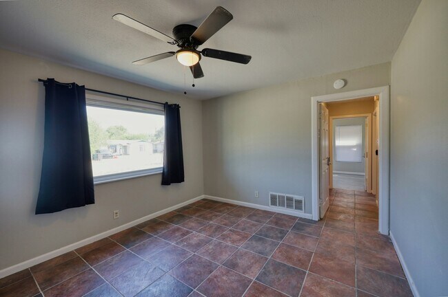 Primary Photo - 250 Arapahoe Dr