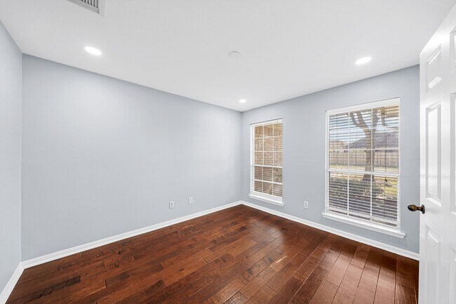 Building Photo - 5811 Vineyard Hill Dr