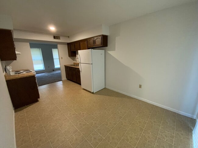 Building Photo - 3 Bedroom/1.5 bathroom Duplex