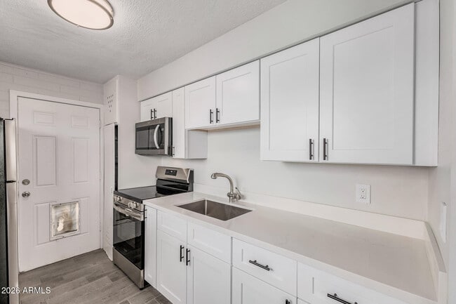 Building Photo - 1321 N 48th Pl