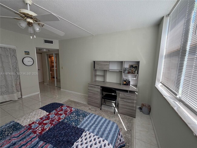 Building Photo - 3181 S Ocean Dr