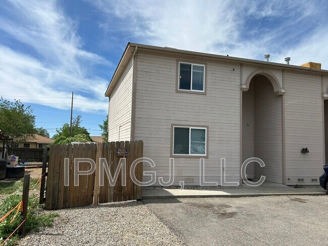 Building Photo - 2867 Pinyon Ave