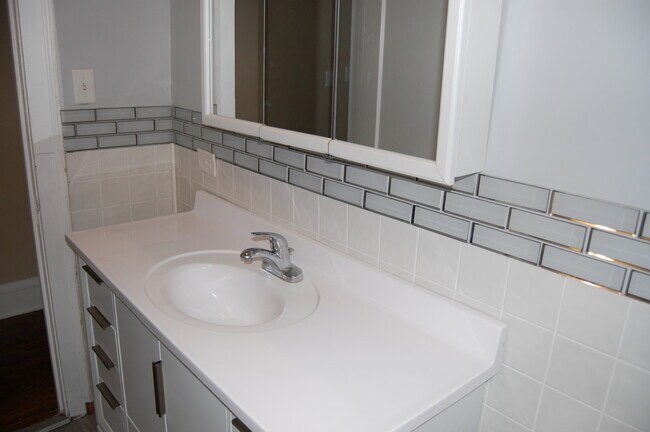 MAIN BATHROOM - 2011 W Fargo Ave