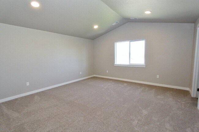 Building Photo - 4032 N Glider Ave