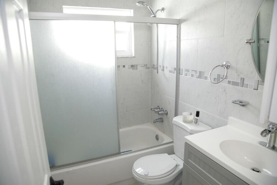 Building Photo - 6451 Pershing St