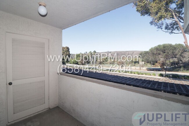Building Photo - Charming 1 Bed / 1 Bath Condo in Gated Community in a Prime Central Location