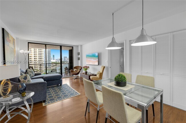Building Photo - 540 Brickell Key Dr