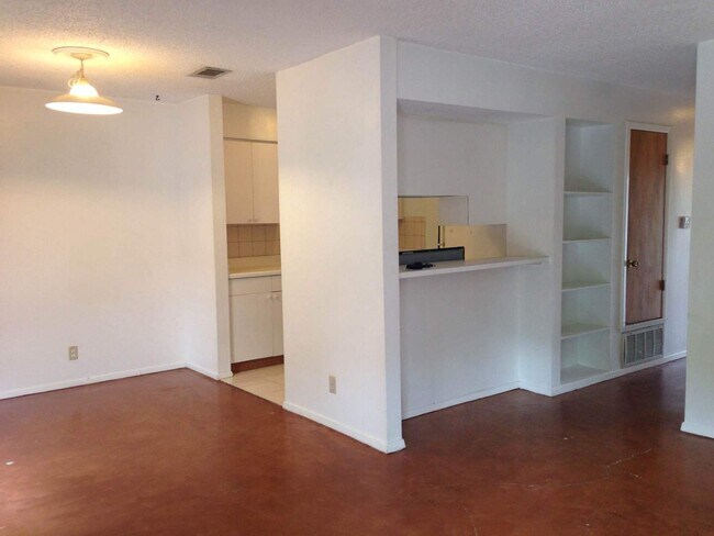 Building Photo - 500 E Riverside Dr