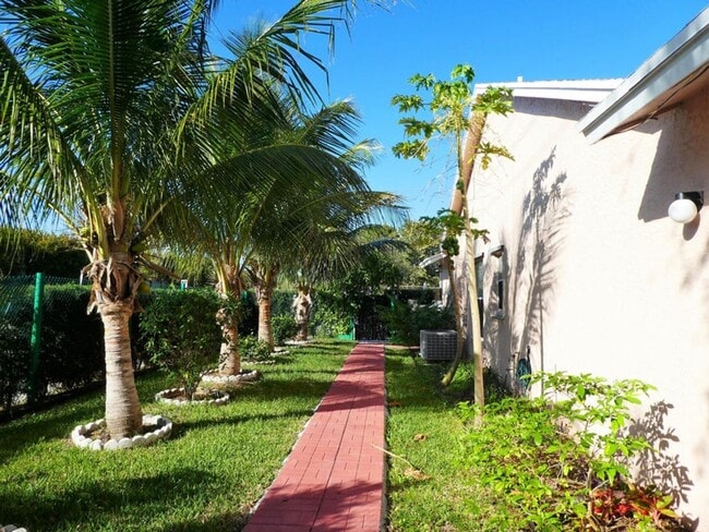 Building Photo - 300 NE 42nd St