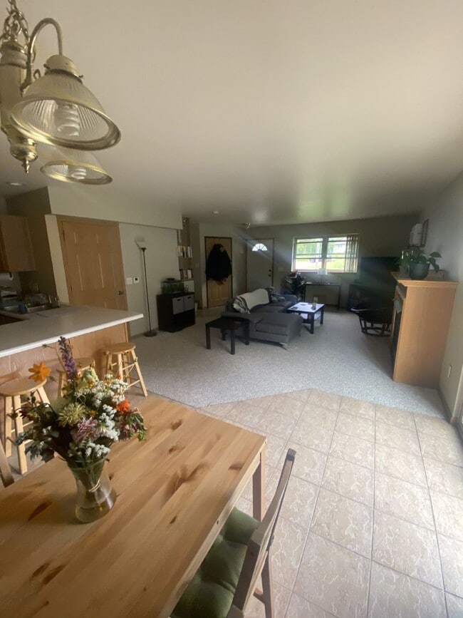 Building Photo - 2 bed 1 bath close to UWEC just off Water ...