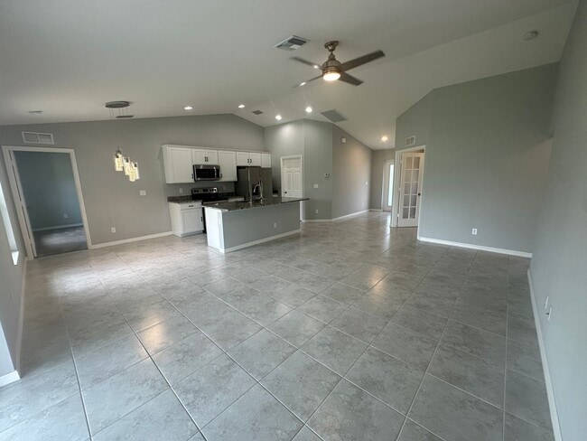 Building Photo - FREE APPLICATION SPECIAL- 3 Bedroom + Den ...