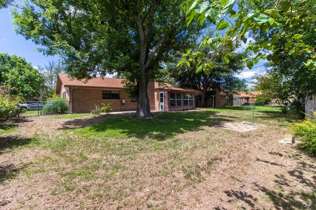 Building Photo - 1609 Ronstan Dr