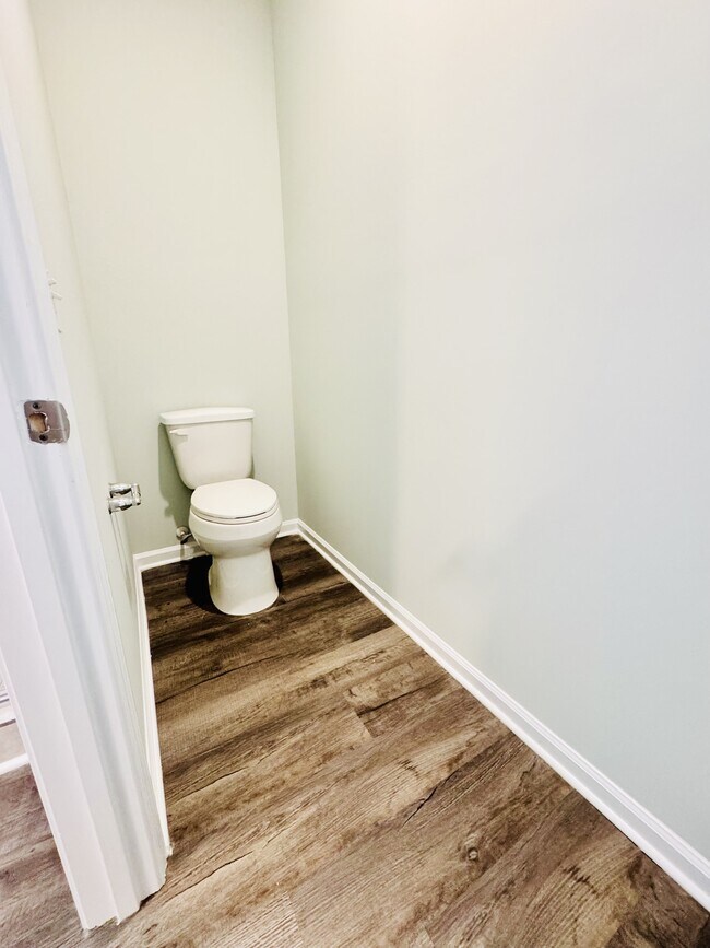 Building Photo - 464 Honeyhill Lp