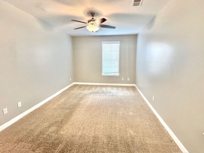 Building Photo - Move In Special! 4 -bedroom 2.5 bath home ...
