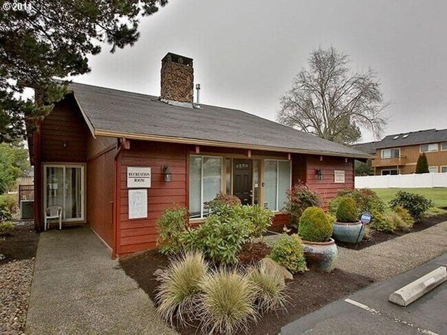 Building Photo - Light & Bright 2 Bed 1 Bath Condo!