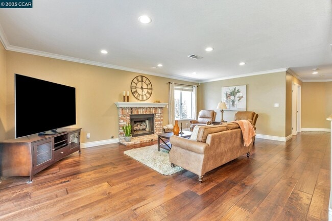 Building Photo - 668 Sun Tree Ct