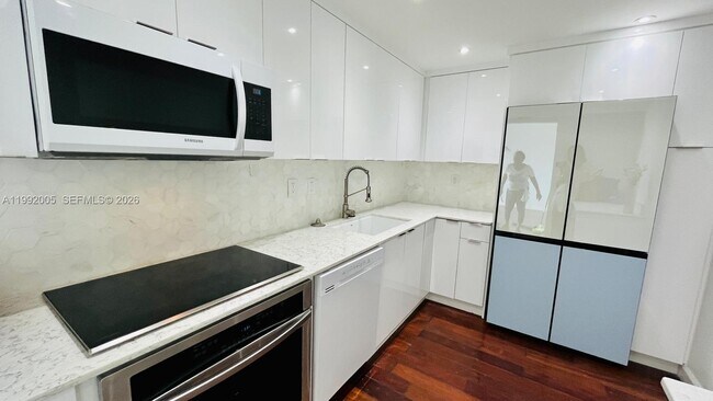 Building Photo - 3731 N Country Club Dr