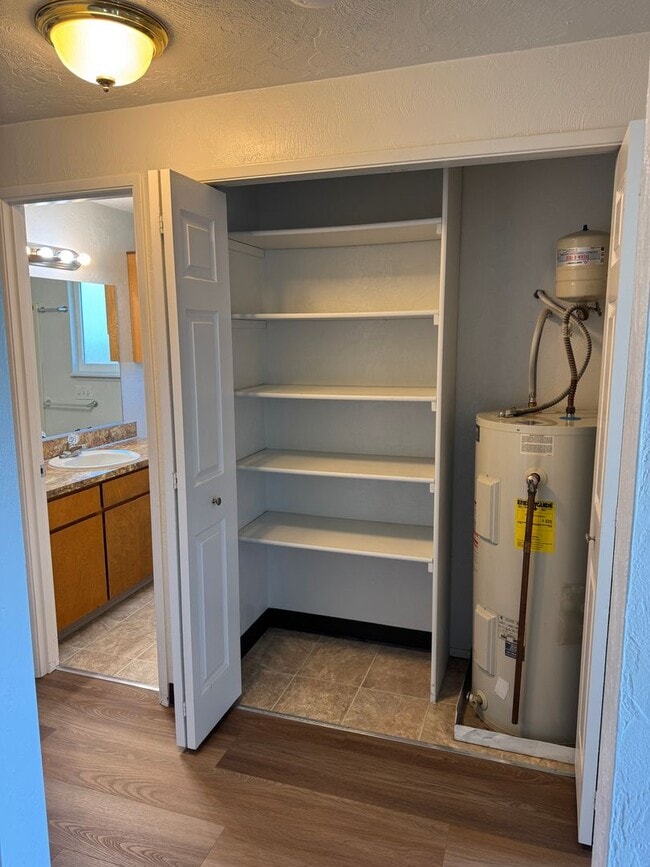 Building Photo - 2 bedroom 1 bath duplex in Cottage Grove!