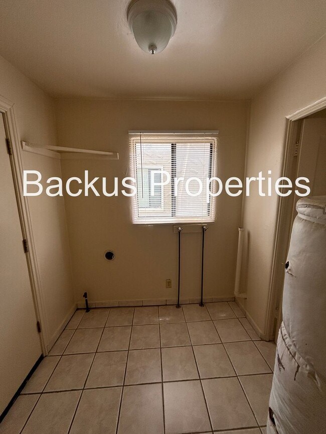 Building Photo - 249 Geil St
