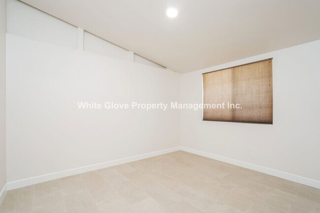 Building Photo - Spacious 4-Bed, 2-Bath Home with Large Backyard