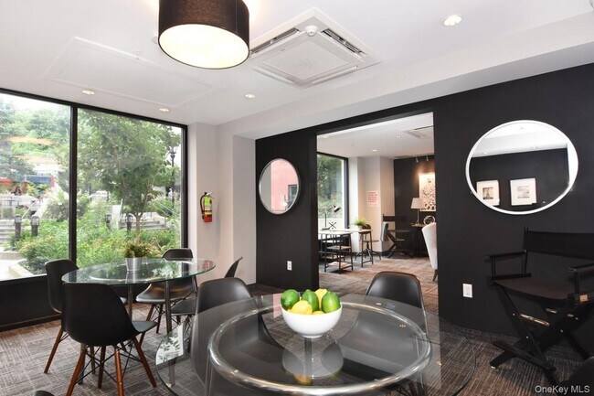 Building Photo - 2 Mill St