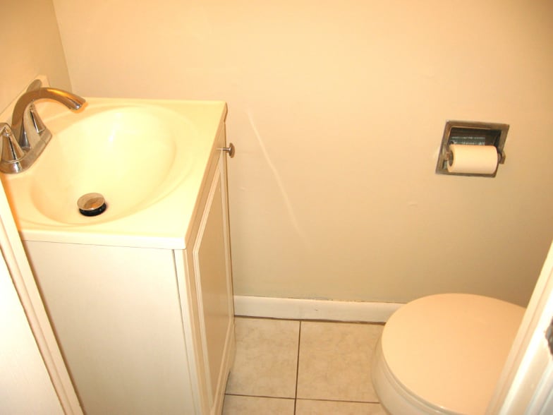 Building Photo - 5664 Greens Dr