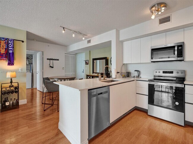 Building Photo - 1155 Brickell Bay Dr
