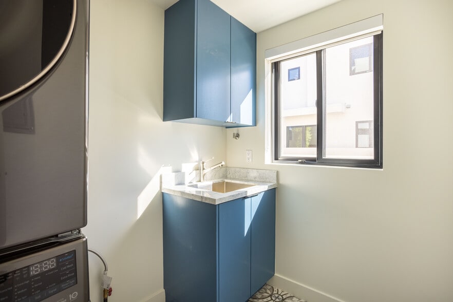 Building Photo - 456 N Poinsettia Pl