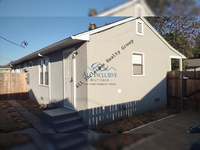 Building Photo - Cute Duplex off of Stockton Blvd