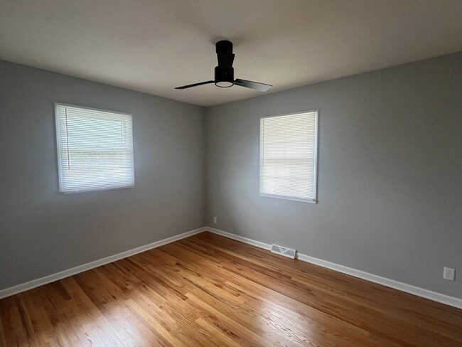 Building Photo - Four Bedroom For Rent!