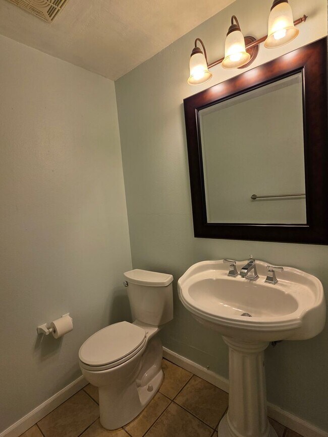 Building Photo - Great 3 Bedroom Townhouse In Aurora!