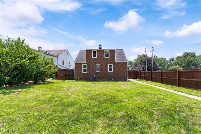 Building Photo - 203 Robinson Ave