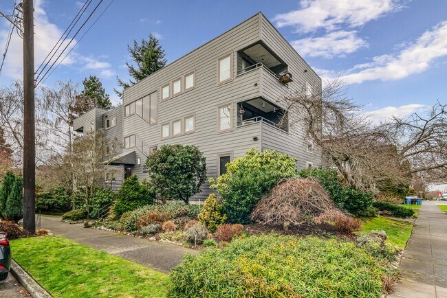 Building Photo - Large 2 Bedroom in Queen Anne * Utilities/ Parking Included*