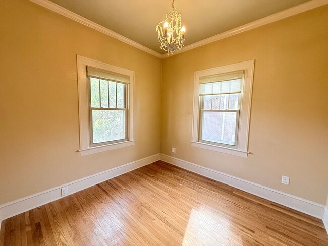 Building Photo - Beautifully updated 2 bed/2 bath in Bloomi...